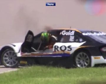 Impresionante: piloto se tiró de su auto prendido fuego