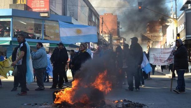 Incidentes y tensión en Morón: manteros reclaman que les devuelvan sus puestos de trabajo