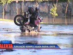 Quiso pasar por un lugar inundado y cayó en un pozo con la moto