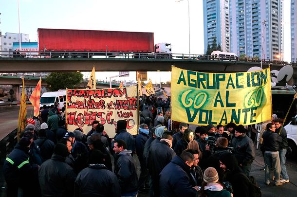 Caos en Puente Pueyrredón por marcha de colectiveros de la línea 60