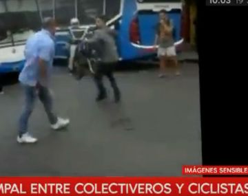 Así se agarraron a trompadas un colectivero y un ciclisya