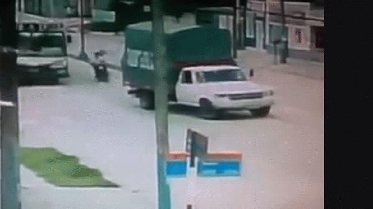 VIDEO Quiso esquivar un cami n y muri aplastado por un colectivo