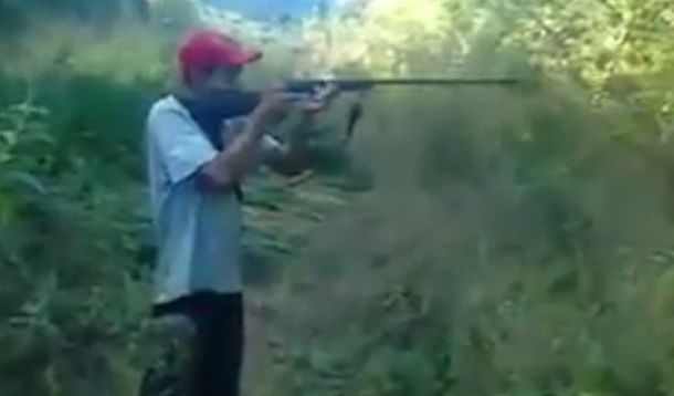 Quiso demostrar sus habilidades para disparar, pero todo salió mal