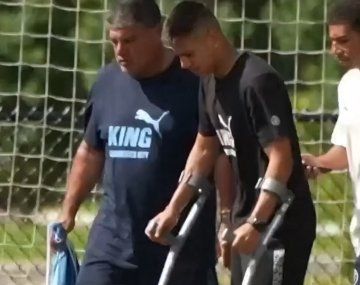 Alarma en el City: Echeverri apareció con muletas y bota ortopédica
