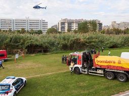 Bomberos y policías buscan al bebé que una pareja arrojó al Río