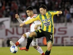 El Pity Martínez lucha por el balón con Lugüercio El Pity Martínez lucha por el balón con Lugüercio