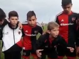 La pasional arenga de uno de los jugadores del plantel de la décima de Newells se volvió viral en las redes. La pasional arenga de uno de los jugadores del plantel de la décima de Newells se volvió viral en las redes.
