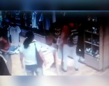 Un cliente no quiso pagar la diferencia por un cambio de ropa y le fracturó la mandíbula al vendedor