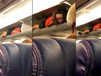 Una azafata se metió adentro del portaequipaje del avión para saludar a los pasajeros