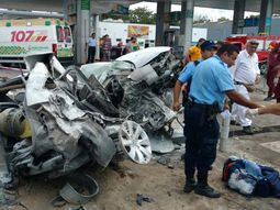 Choque entre un auto y un camión en Córdoba: un muerto y un herido