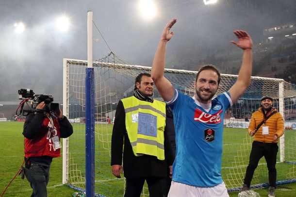 Un tifosi más: Higuaín cantó y saltó al ritmo de la hinchada del Nápoli