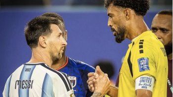 El saludo de Lionel Messi con Vozinha al finalizar el duelo entre Argentina y Cabo Verde. El saludo de Lionel Messi con Vozinha al finalizar el duelo entre Argentina y Cabo Verde.