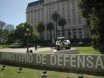 Ministerio de Defensa restituye a 10 militares que fueron dados de baja por razones políticas en 1974