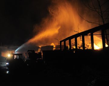 Impresionante incendio en una papelera de Quilmes: no hubo heridos