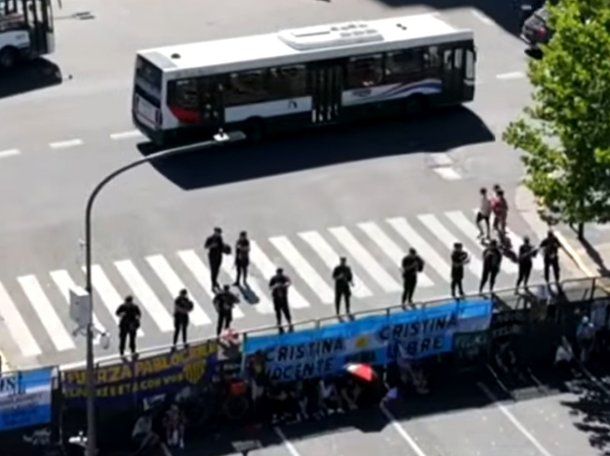 Otra vez, miércoles: marcha de pocos jubilados en Congreso bajo un operativo policial desmedido