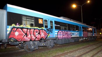 detienen a dos menores por pintadas en los nuevos trenes del ferrocarril sarmiento detienen a dos menores por pintadas en los nuevos trenes del ferrocarril sarmiento