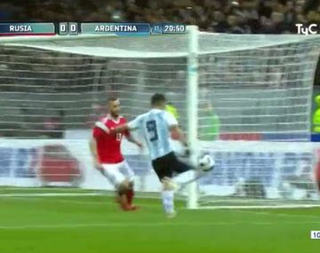 ¿El Kun hizo una del Pipita frente a Rusia?