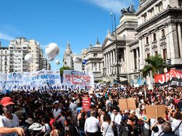 al menos 50 mil docentes se concentran en el ministerio de educacion al menos 50 mil docentes se concentran en el ministerio de educacion