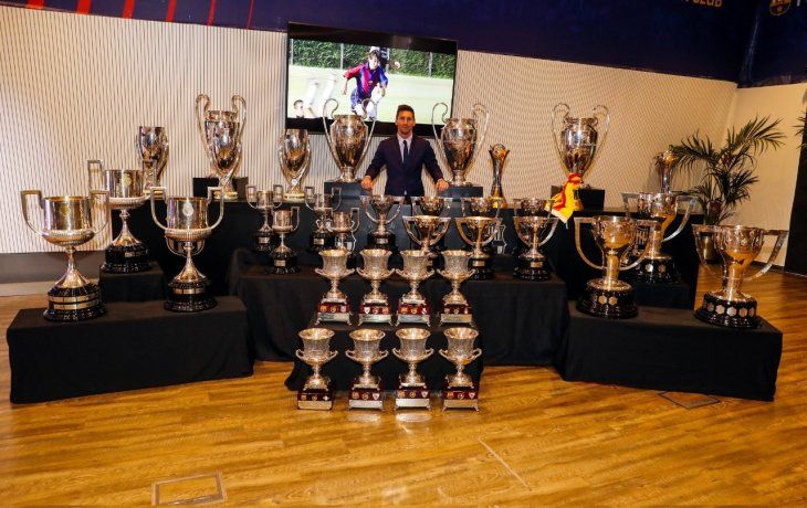 La foto viral de Messi con las copas que ganó en el Barcelona