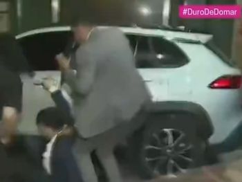 Marra se retiró a las corridas  por los manifestantes y protagonizó un blooper