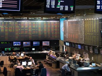 Se hundieron las acciones y los bonos argentinos tras el revés del Senado a Milei
