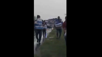 Chocó un camión de cerveza y la gente aprovechó el accidente para llevarse los packs