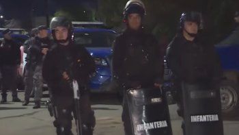 La Policía de Córdoba reprimió a manifestantes que piden justicia por Agostina Vega. La Policía de Córdoba reprimió a manifestantes que piden justicia por Agostina Vega.