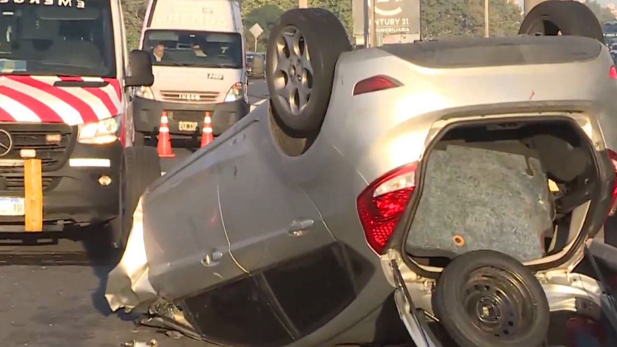 Impresionante choque y vuelco en la autopista 25 de Mayo dejó cinco heridos