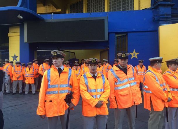 Mirá los incidentes en La Boca con hinchas que reclaman su entrada