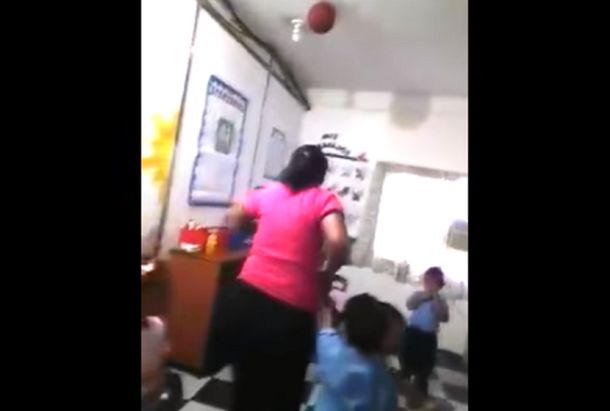VIDEO: Maestra maltrata a un niño delante de sus compañeros