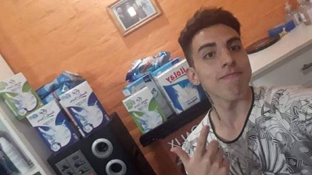 Corta el pelo a cambio de una caja de leche