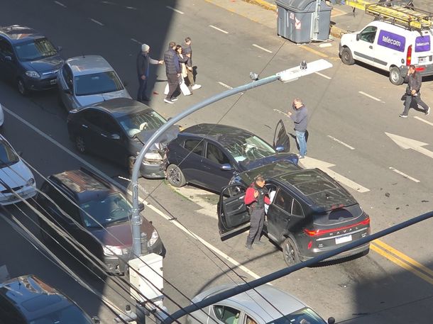 Belgrano: sufrió un ataque de epilepsia mientras conducía y provocó un choque múltiple que dejó 8 heridos