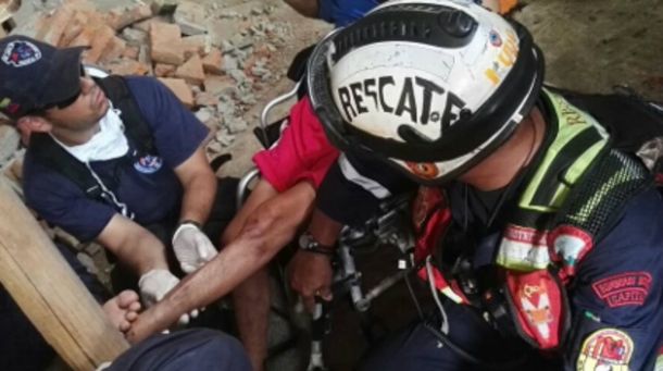 Rescatan a un hombre de 72 años que estuvo 13 días bajo los escombros en Ecuador