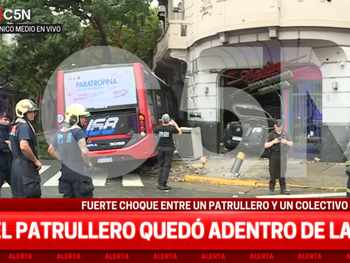 Un colectivo y un patrullero chocaron en Constitución y destruyeron una pizzería