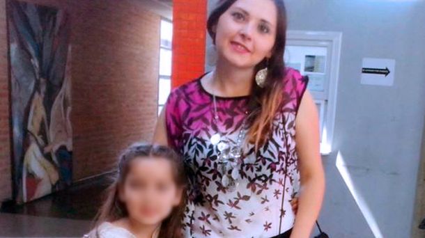 Gabriela junto a su hija