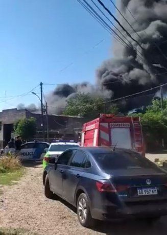 Un voraz incendio destruyó una fábrica de pinturas en Villa Tesei: un bombero quedó herido