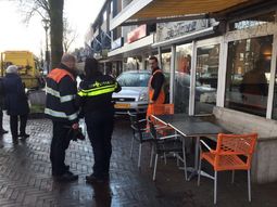 Quiso estacionar y se incrustó en una vidriera