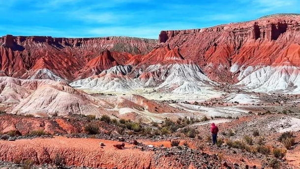 El pueblo que esconde un valle rojo similar al planeta Marte