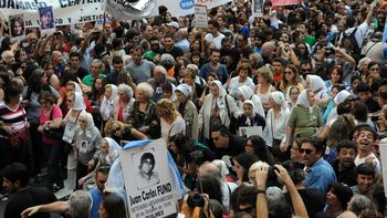 masivas marchas de organizaciones de dd.hh. en la plaza de mayo masivas marchas de organizaciones de dd.hh. en la plaza de mayo