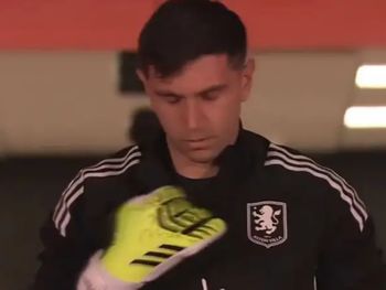 Insultos y clima hostil para el Dibu Martínez en Francia durante la previa del Lille vs Aston Villa