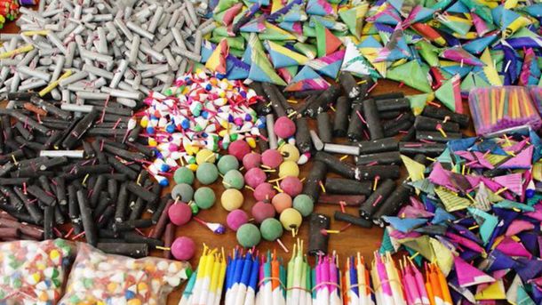 ¿Es ilegal comprar y tirar pirotecnia?