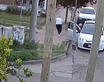 Una madre rescata a su bebé cuando le robaban el auto