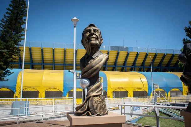 Rosario Central inauguró un busto de Miguel Ángel Russo y esparció sus cenizas en el Gigante de Arroyito Rosario Central inauguró un busto de Miguel Ángel Russo y esparció sus cenizas en el Gigante de Arroyito