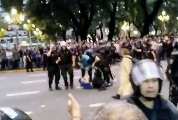 Así fue la brutal detención de un manifestante en el Cine Gaumont