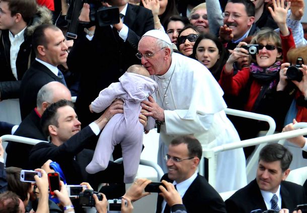 Mirá el video con los 10 gestos clave del Sumo Pontífice en su primer año de papado