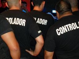 Patovicas agredieron a un joven y hasta le rompieron el celular