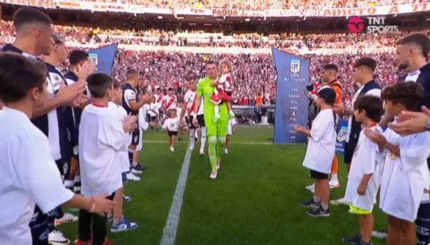 Los jugadores de Gimnasia reconocieron a River con un pasillo tras lograr la Supercopa Argentina