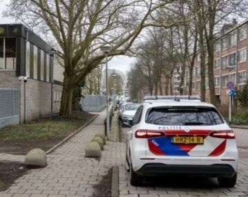 La explosión impactó en el muro exterior de la escuela, ubicada en Buitenveldert.