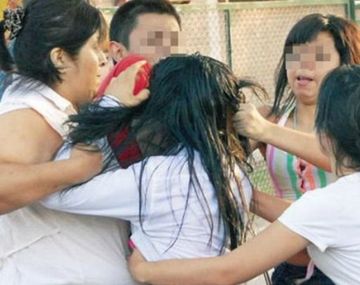 Le clavaron una lapicera en el cuello por hacerse la cheta