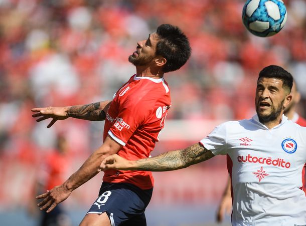 Argentinos le ganó a Independiente, se subió a la punta y complicó a Beccacece